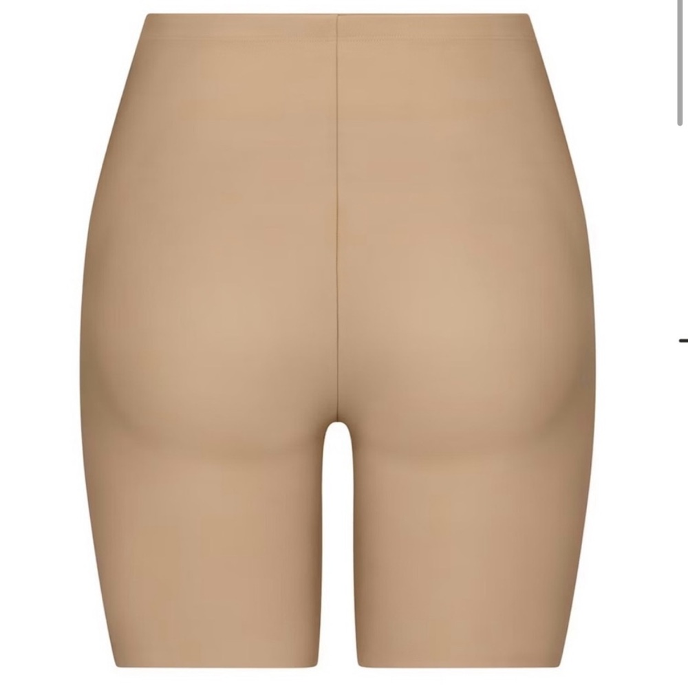 Skims Butt Pad Midthigh Shorts, Size large